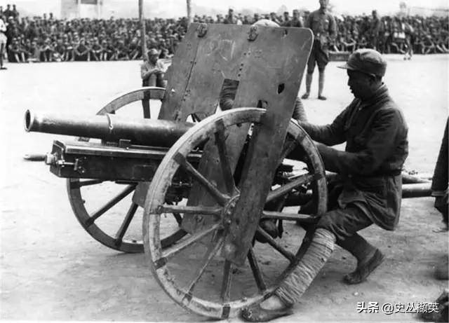 1943年,北岳区东线战斗祝捷会上,展出缴获的日军大炮.