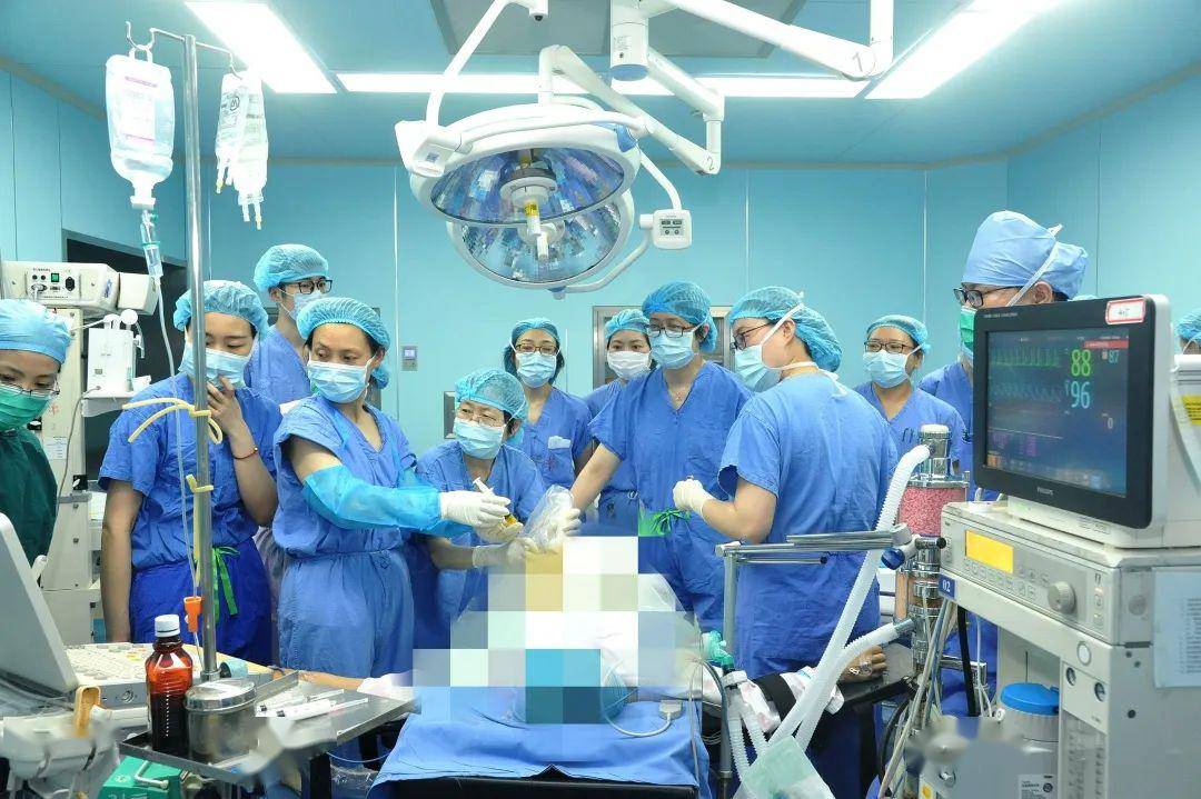 医疗团队在b超引导下进行宫内腹腔穿刺引流术