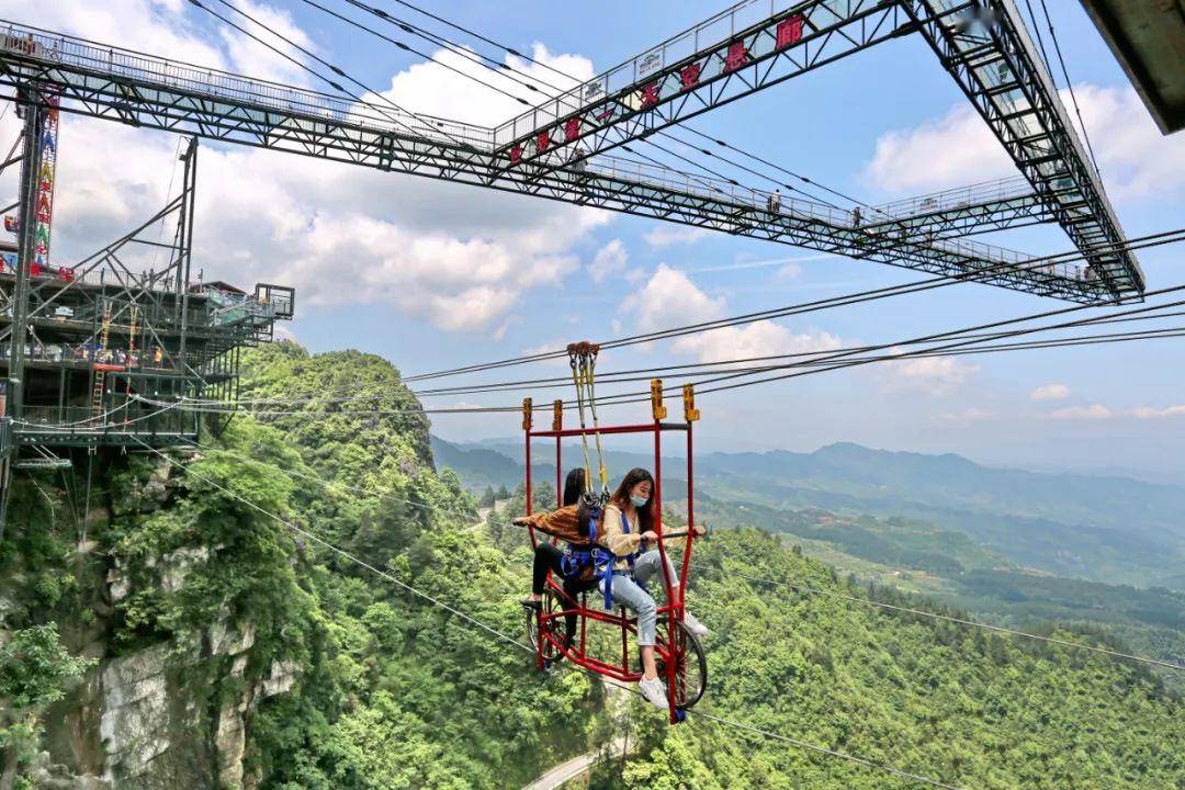 旅游高空骑自行车悬崖上爬软梯奥陶纪再添高空项目