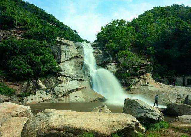 石湖瀑布风景区是国家a级风景区,省级生态自然保护区岫岩清凉山风景区