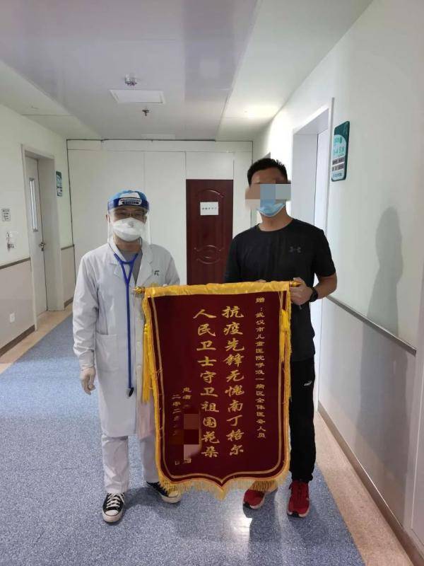 李新|他给照顾女儿的医护留下“欠条”；今天，他兑现了诺言三个月前