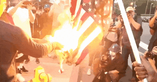 洛杉矶街头抗议者焚烧美国国旗