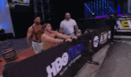 aew:拳王泰森与二姐互殴!场面混乱!复兴组合首次亮相.