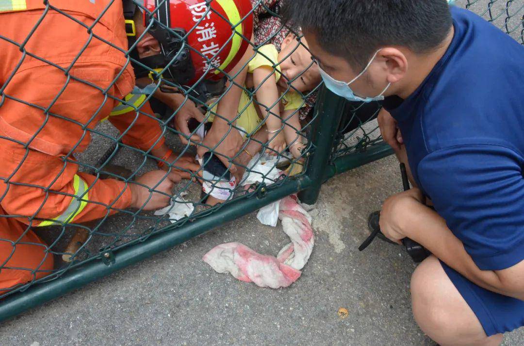 据报警人介绍,奶奶带着男童在楼下散步玩耍,男童走路玩耍时不小心踩到