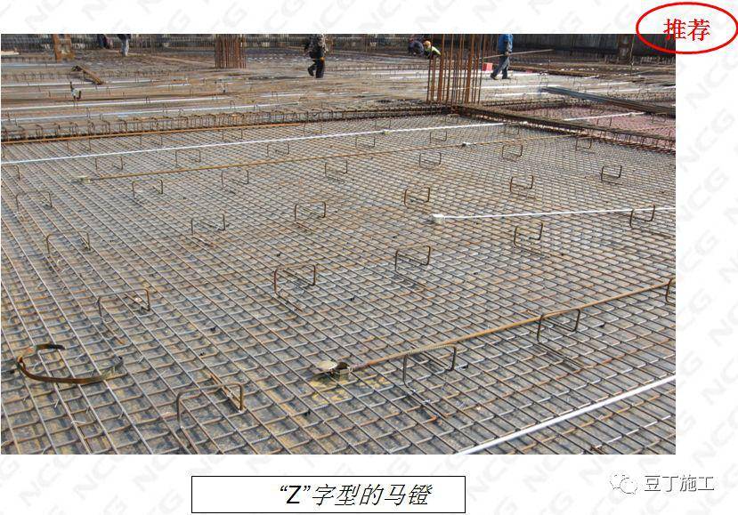 在模板上每隔五根钢筋弹一道或画一道钢筋位置线,以控制现浇板底层
