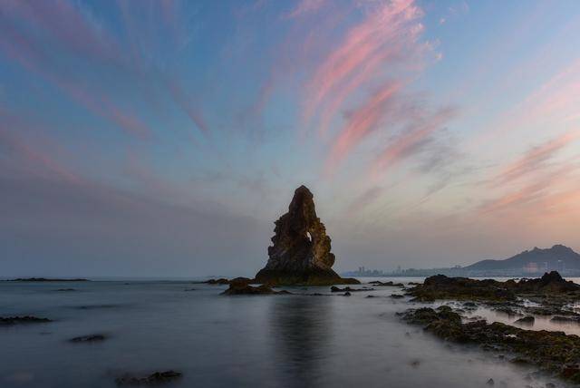 石老人海滨浴场位青岛市区东部是青岛最大的海水浴场之一