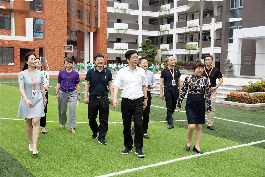 福清市委书记刘卓群等领导一行莅临福清市实验小学视察工作