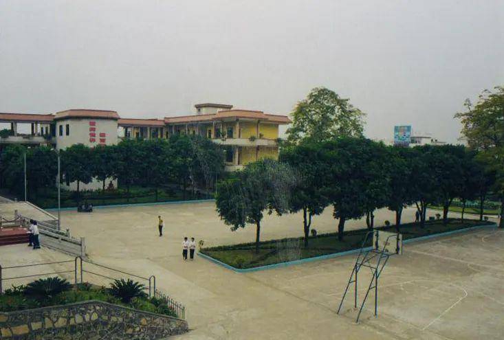 顺德李兆基中学创建于1995年,是一所全日制,全寄宿制公立区属重点中学