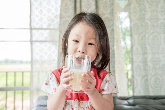 孩子|孩子一天奶量多少才适量？《向往的生活》张子枫再现疯狂喝牛奶