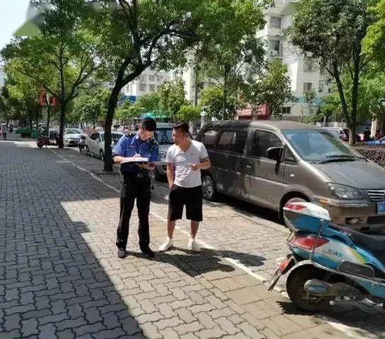 违法时间:2020年5月14日 违规地点:桃溪路 失礼行为:乱扔垃圾(罚款20