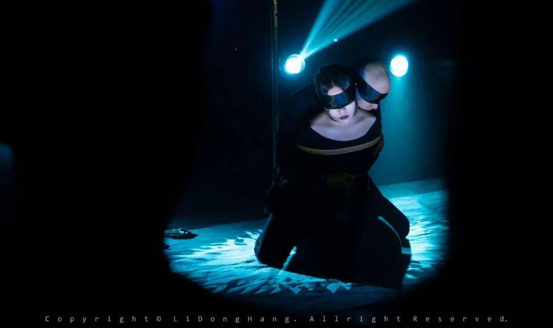 梦境迷雾，解析梦见没有牙的大鲨鱼张嘴咬自己的深层含义