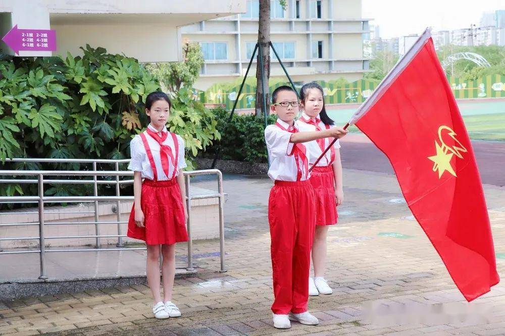 凤凰小学大队部少先队队旗飘扬红领巾胸前滚烫