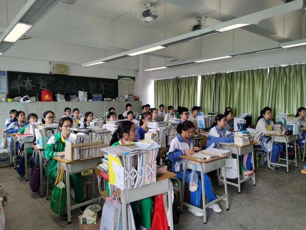 流溪中学在流溪中学,雅居乐小学,明珠工业园明珠小学的课堂上,学生和