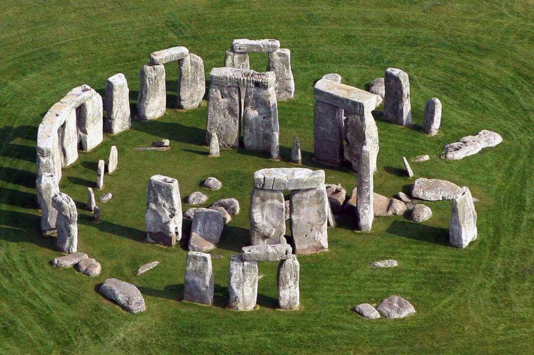 英国巨石阵(stonehenge),又名索尔兹伯里石环,数十块约重30吨的巨石