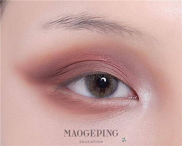 艺术感满满的欧美系创意眼妆,惊艳_步骤