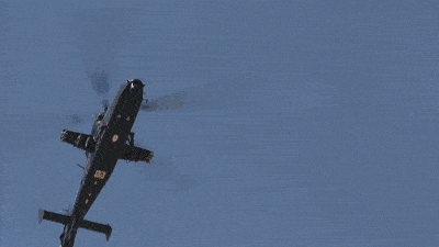 本次采用的直升机为豪华罗宾逊-r44直升机,将带孩子们从上空俯瞰美丽