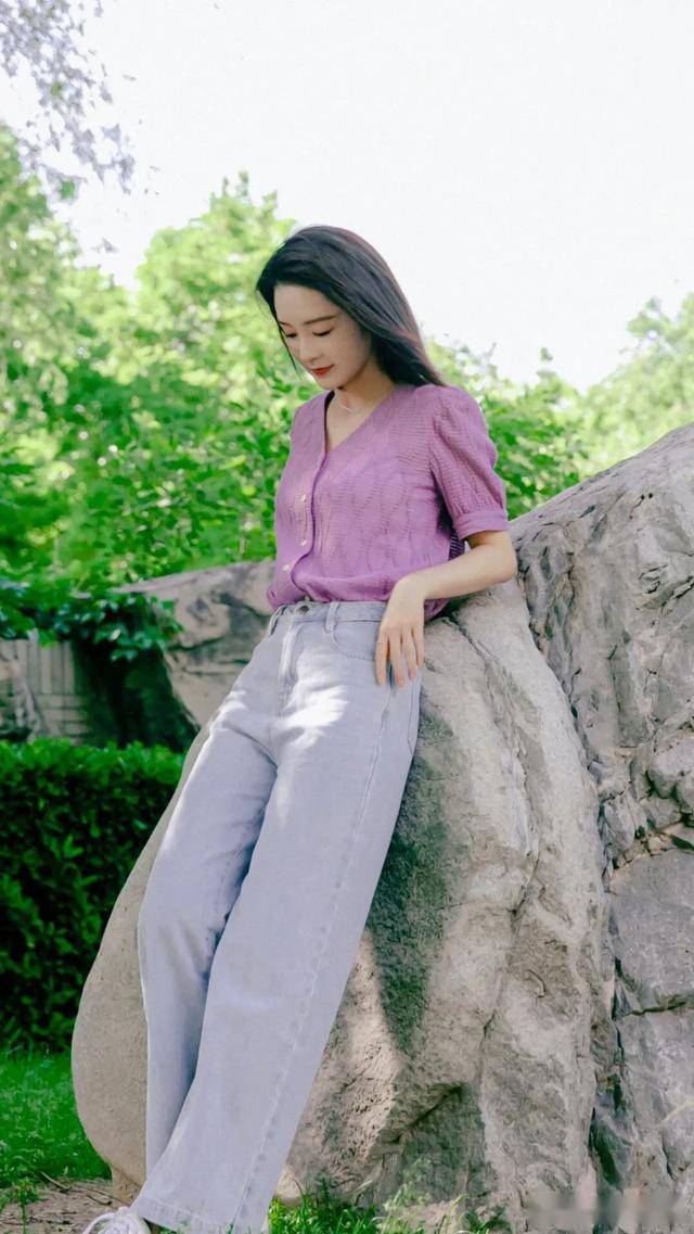 李沁最新户外写真香芋紫上衣搭配牛仔裤清新灵动