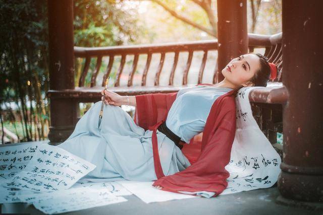 王维《书事》：坐看苍苔色，欲上人衣来—充满生命力的意境