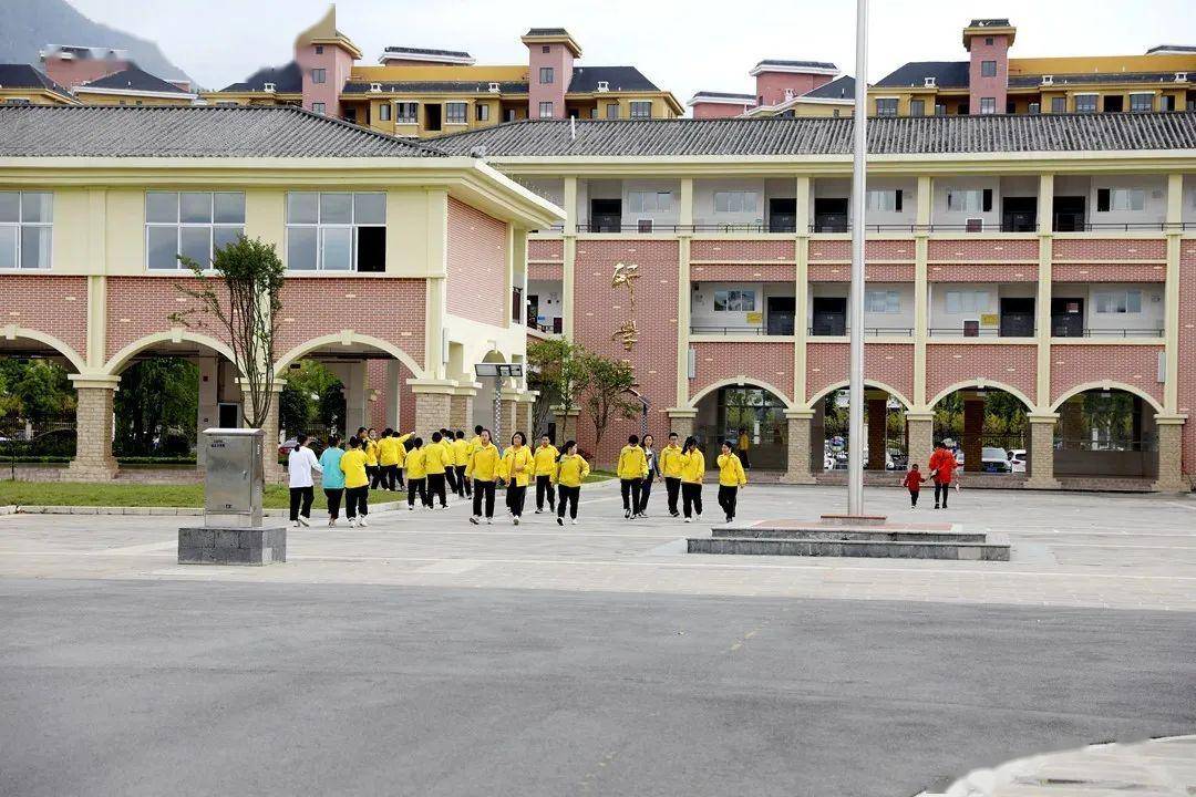 您的样子很美!腾冲实验学校女教师带伤上课感动师生