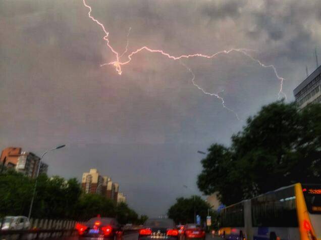 刚刚电闪雷鸣,狂风暴雨齐袭!下班的你被淋了吗?