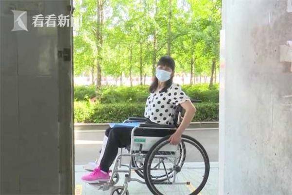 坐轮椅|陪学生冲刺高考！班主任坐轮椅拄双拐坚持上课