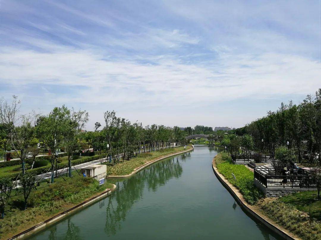 抬眼越过碧波荡漾的东护城河,涧水河,就是千年历史的古城墙和闻名遐迩