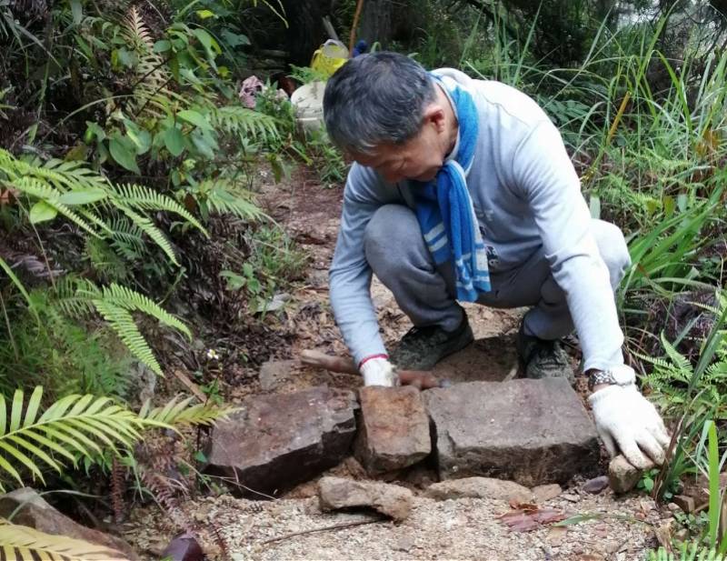 广东退休老人义务修山路三年，冬天打手电筒上