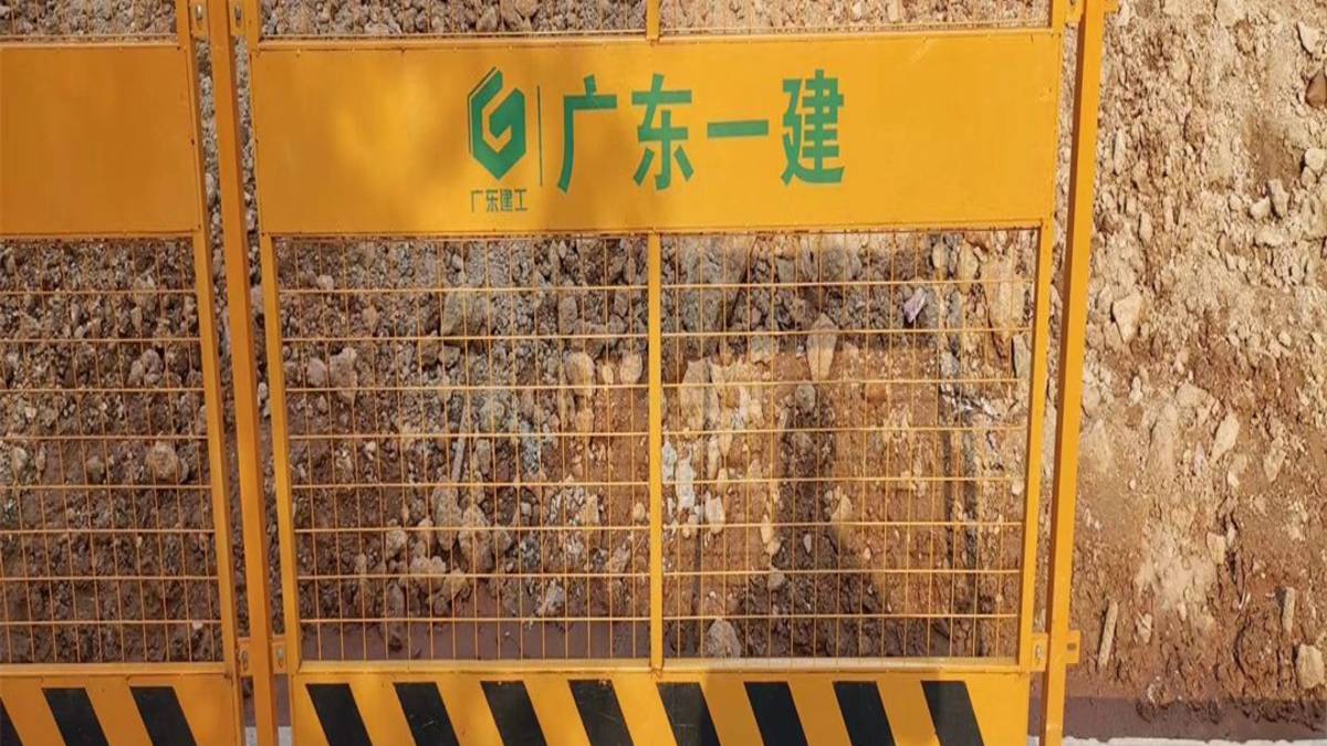 井口守护者：探索电梯井口隔离网门的保护力量