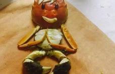 中秋佳节美味多，月饼和螃蟹被大人尽情享用，可家中孩子能吃吗？
