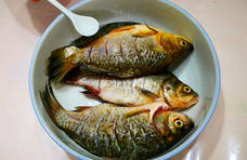 鱼腥“死对头”是它，不是葱和姜，做鱼时加一点，鱼肉鲜嫩无腥味！