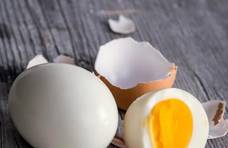 煮鸡蛋时用冷水还是热水？多数人做错了，难怪鸡蛋壳不好剥