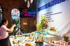 江苏扬州举办首届海鲜美食节 民众尽享舌尖上的海鲜盛宴