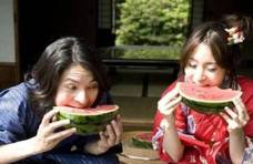 日本游客到中国超市，买了一个西瓜，结账的时候却“哭”了！