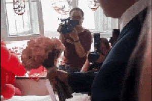 搞笑gif:新娘子:床榻了,吓我一跳!明天换个新床吧!