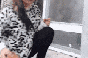 搞笑gif趣图:哥们,保护好你的护照,别让孩子在画了