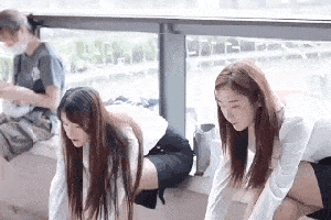 搞笑gif趣图:姑娘,大庭广众换鞋,这样不好吧!