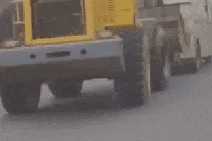 搞笑gif趣图:这是蓝翔毕业的吧,开推土机上路,还能扭秧歌!