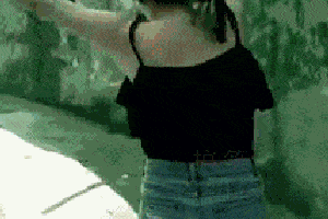 搞笑gif趣图:姑娘,你别再学了,大猩猩都被你吓跑啦!