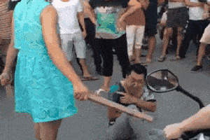 搞笑gif:小姐姐的健身方式很是特别啊