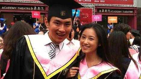 新晋小生官宣新恋情，曾与当红小花暧昧，女友是大学同窗