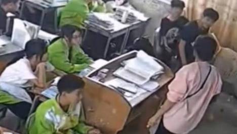 男生殴打并挑衅女老师，其他学生竟然无动于衷，老师：三大可悲！