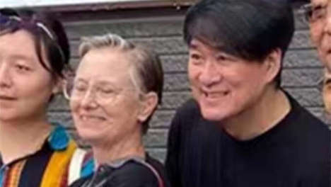 周华健带妻子出游，老婆头发花白稀疏像长辈，男方贴心尽显爱意