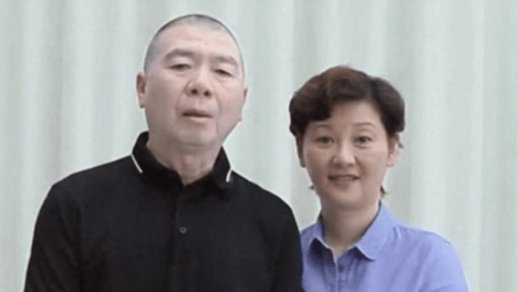 65岁冯小刚模样大变，携徐帆现身抱怨苦衷，透露自己现状