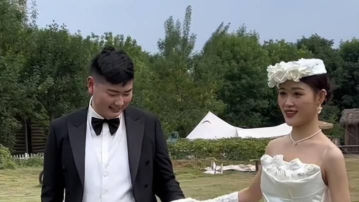 朱小伟偷偷结婚,家门口冷清至极,大衣哥没请村民是有自己的考虑吗?