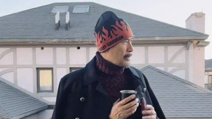 徐锦江大年初七开工亲自教导两位美女学生画画,你怎么看?