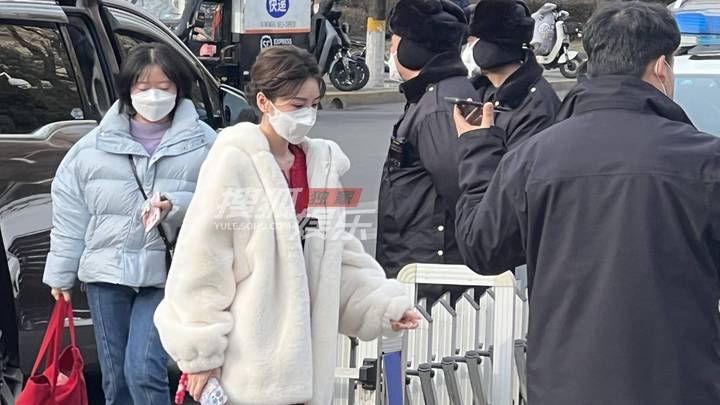 央视元宵晚会,毛晓彤穿打底裤秀大长腿,你喜欢吗?