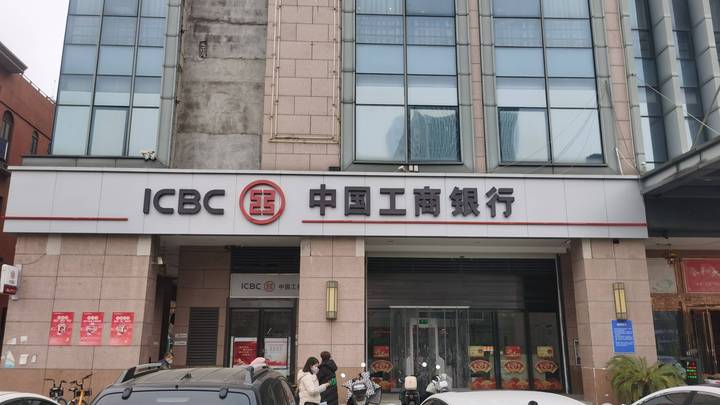 女子存5万被要求提供收入证明,符合规定吗?