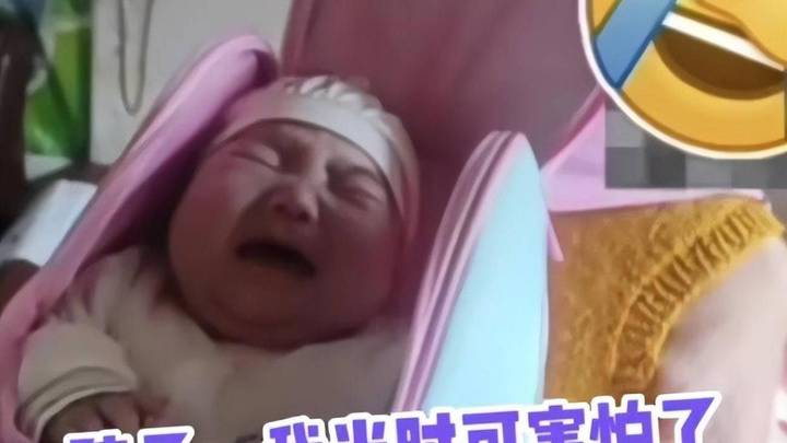 小学生把2月大的妹妹装书包带学校给同学看,吓坏老师,是故意的吗?