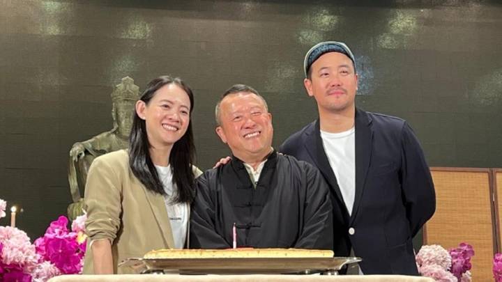 70岁曾志伟过大寿,被众多女孩前仆后继扑上去献吻,你怎么看?