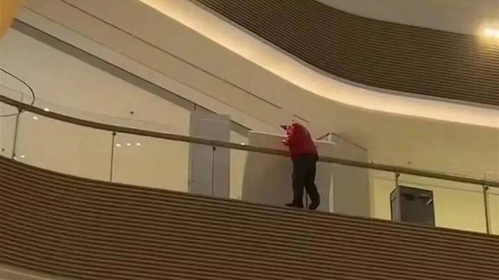 上海一女子逛商场被跳楼者砸伤住进icu,是意外吗?
